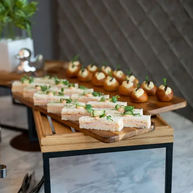 Konferans catering menüsünden ikram sunumu