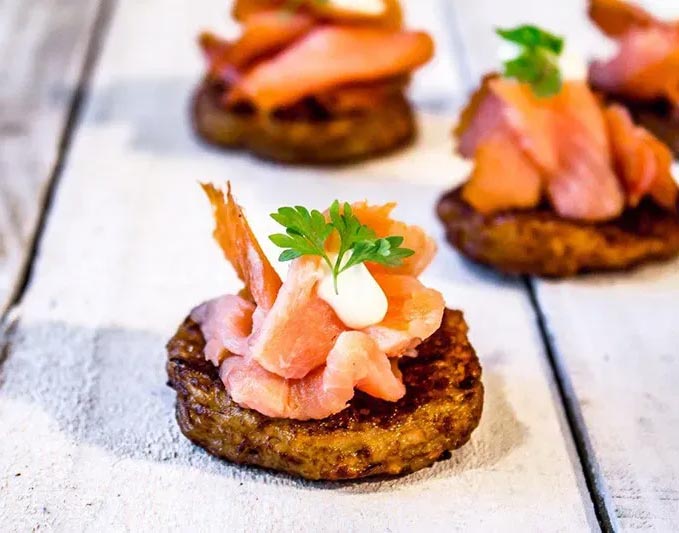 Kokteyl davetleri için hazırlanmış çeşitli finger food ikramları